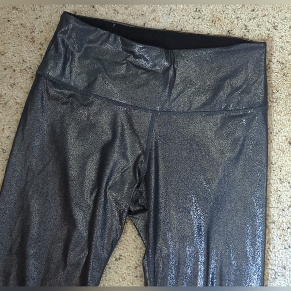 Victoria Sport Shiny Metallic Black and Silver Sports Bra & Leggings Set - Picture 14 of 15